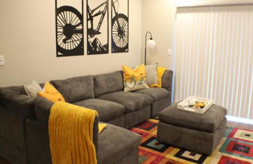 Luxe King Suite, Cozy Sectional, Gym, Pool, U of A - Photo 17