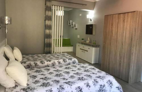 STUDIO'S HOUSE - Photo 15