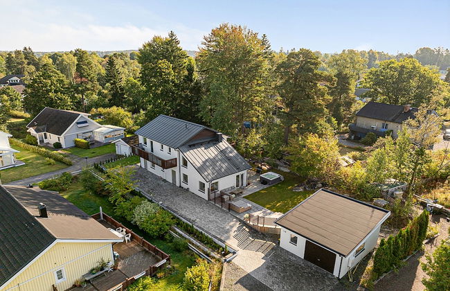 Modern Villa With Jacuzzi - Photo 5