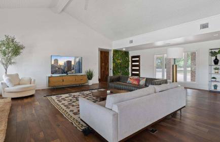 Luxurious Modern Retreat with Private Pool & Patio - Foto 11