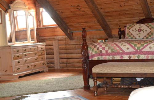 Stately Log Cabin with a Pool for a Group Getaway near Chickamauga, Georgia - Foto 15