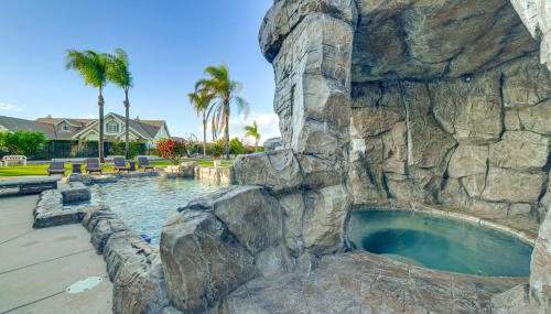 Expansive Riverside Mansion! Luxe, Family Friendly - Foto 4