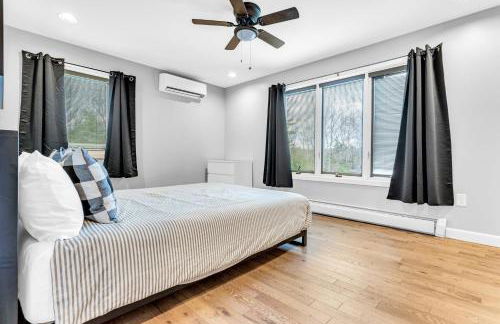 Maine Pondfront Home Sleeps 22 - Pool & Hot Tub - Photo 46