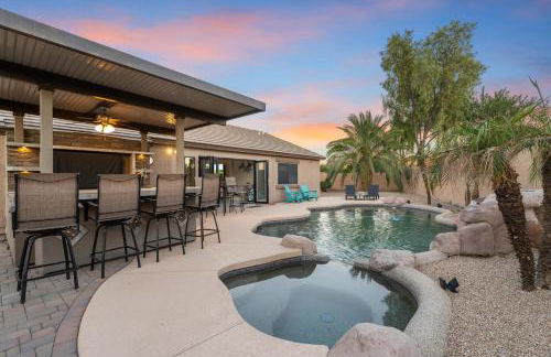 Swim, Golf, Grill and Chill! Surprise Group Getaway - Foto 1