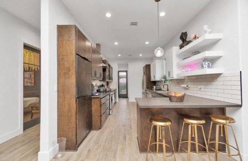 Houston's Downtown Bloom House - Spacious Floral Escape for Groups - Foto 70