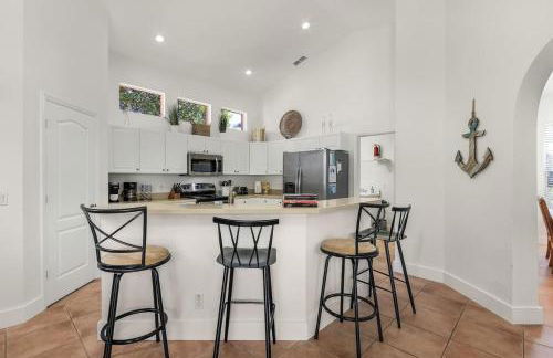 Lakeview Villa lovely pool home in gated community - Photo 12