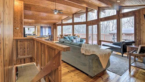 Grand Escape w/ Deck, Game Room, Nature View! - Foto 5