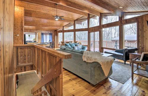 Grand Escape w/ Deck, Game Room, Nature View! - Foto 5