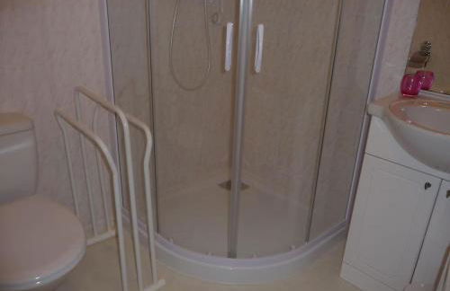 Spacious family home with countryside views - Photo 24