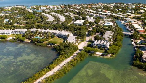 Beach House Getaway - 2 & 2-5 Villa - OS Slip-Ramp-Pkg - Photo 2