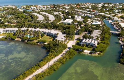 Beach House Getaway - 2 & 2-5 Villa - OS Slip-Ramp-Pkg - Photo 2