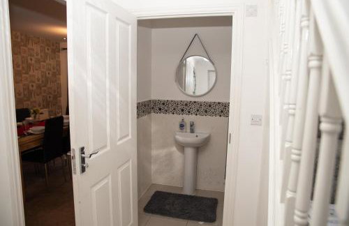 Broughton Haven 5 Beds House Free WiFi, Free parking, NETFLIX - Photo 14