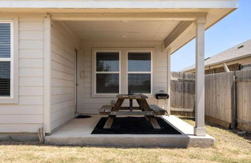 Charming 4BR Home w Spacious Backyard in Hutto - Foto 43
