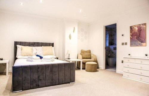 Hot Tub/Football Court/Sleeps 12/Luxury Villa - Photo 35