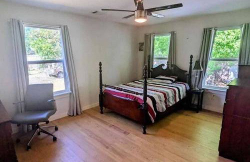 2 Large Bedrooms Open Living Peaceful - Photo 2