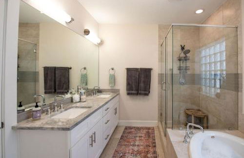 15mi to FIFA l Walkable l Gym l Garage l Heights! - Foto 18