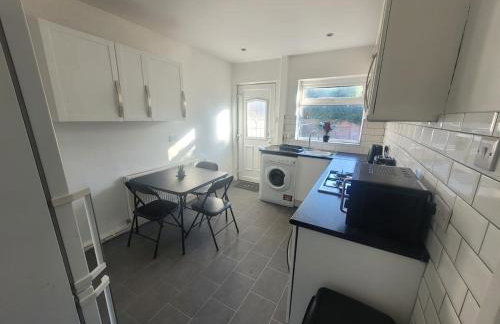 Contractor Friendly Spacious 3 Bed With Private Parking - Foto 20