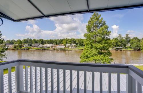 Riverfront Family Retreat w/ Yard in Saint Amant - Foto 18