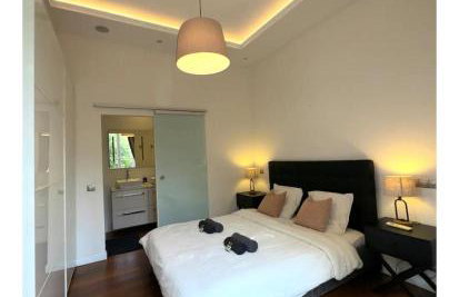 Beautiful Modern 4 bedroom located on 1st Floor of Contemporary Villa AC& BALCONY - Photo 2
