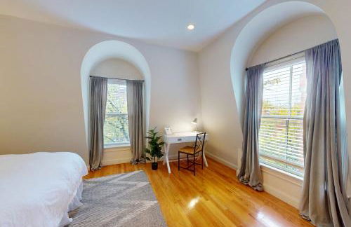 3-Bed 2-Bath Brookline Village Townhome w Deck - Foto 18