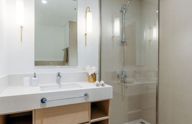 Elegant Stay: Balcony & Stunning Dubai Creek Views - Photo 22