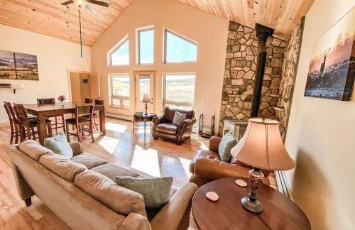 New! Beautiful, Spacious Modern Home on a Large Acreage - Peaks & Prairies Retreat - Foto 40