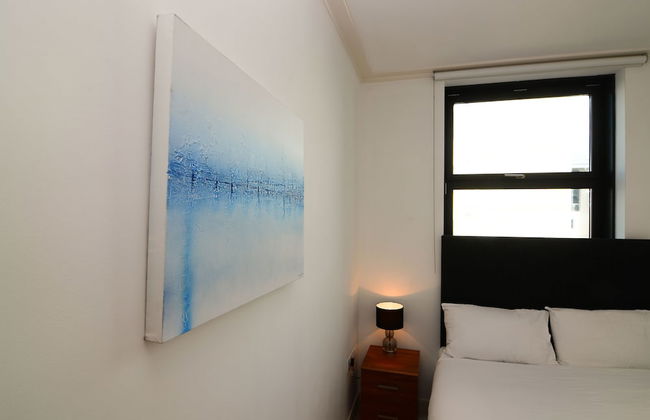 Canary Wharf - Corporate River View Apartments - Photo 8