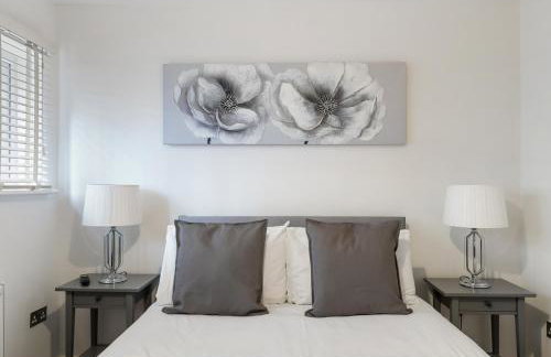 Two Bed Flat in Bush Hill Park - Photo 15