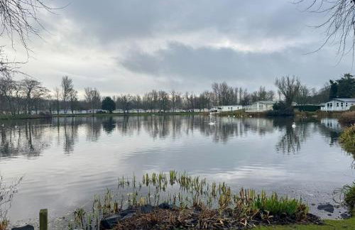 Cozy Caravan at Tower Lawn, Haggerston Castle Perfect Family Getaway - Foto 4