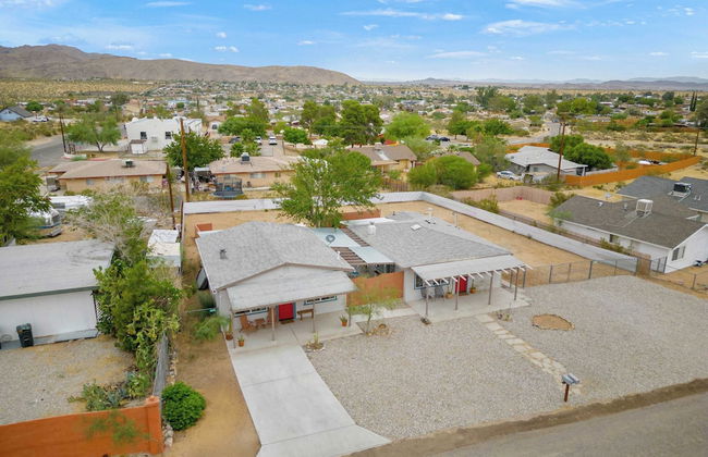 Fable by Avantstay 2 Unique Spaces, w/ Bowling, Hot Tub, Fire Pit, Large Yard - Photo 37