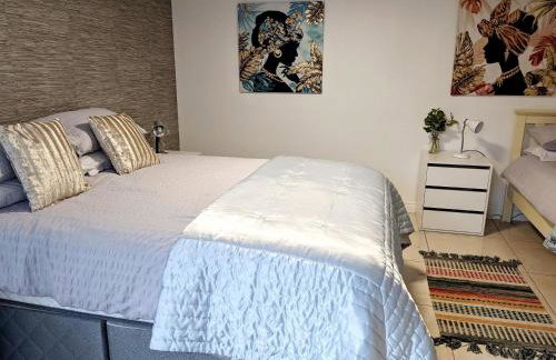 2 Bed House - Sleeps 6 - Parking - Wifi - Photo 1