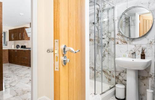 Four Bed House - Sleeps 7 - Garden - Parking - Smart TV 6COK - Photo 23