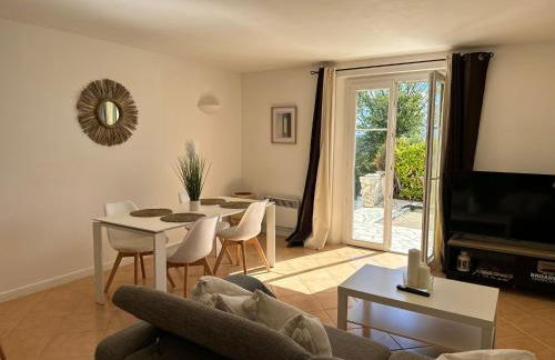 Rez de villa , beau jardin avec piscine - Foto 17