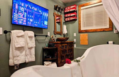 Private Cabin- Breakfast - Double Tub - 75in TV - SUP - Washer Dryer - BBQ - Photo 13