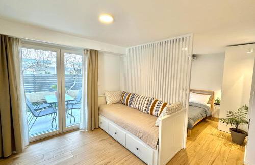 Minimalist Seaside Apartment with Private Patio and Parking - Blue Zone Homes - Foto 1