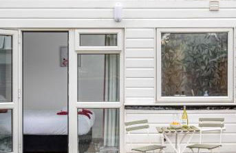 Beautiful Orpington Home w Pool Table and Driveway - Photo 31