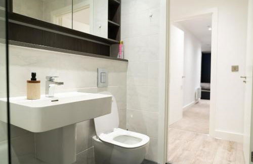 Modern 2 Bed Penthouse with Stunning views in Manchester City Center - Foto 17