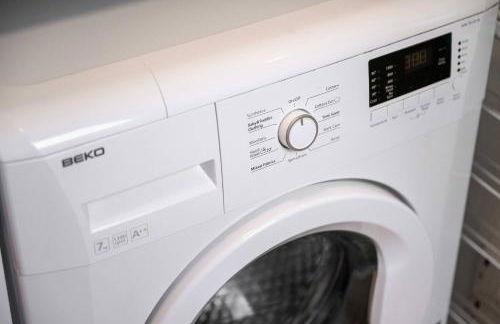 Metrolink Steps Away • Fast City & Airport Links - Foto 23