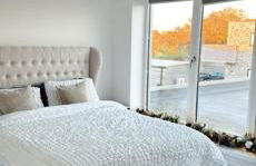 Modern 5 Bedroom Luxury Home with Sea Views and Hot Tub - Photo 8