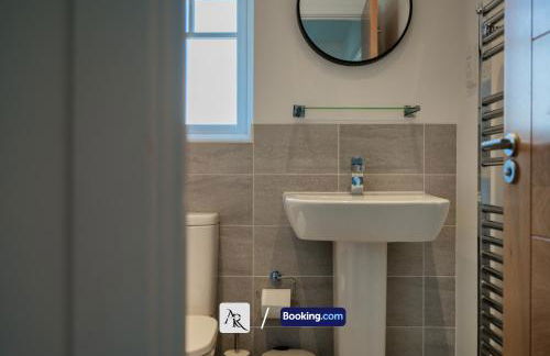 2 Bedroom House By AR Properties Short Lets & Serviced Accommodation Colchester with Garden - Foto 24