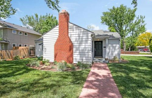 Celebration Chalet! Quant, cozy, a few blocks from BSU and close to downtown Boise, Fireplace, 4 beds, and seating for 6 Pets Welcome! - Photo 25