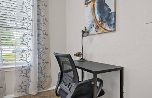 Stylish 2BR in Downtown, Pool Gym, near Airport - Foto 14