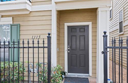 Modern 3-Story Townhome w Pool Table, Sleeps 10 Near Stadiums - Foto 41