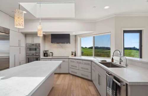 Breathtaking Views of the Pacific Ocean Rooftop Balcony Gourmet Kitchen and Hot Tub overlooking Golf Course - Foto 29