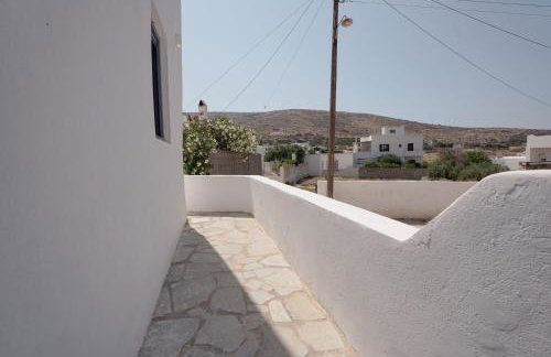 Traditional White House - Photo 15