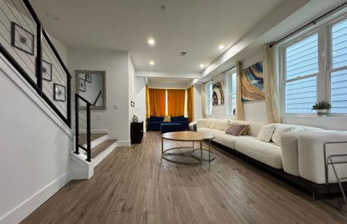 LUX Spacious Townhouse 4BR in DC - Photo 29