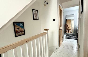 Stunning 3 bedroom & 2 bathroom cottage with patio - Foto 20