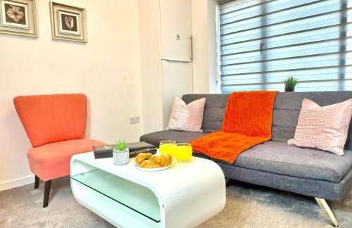 Walnut Flats-F5, Stylish 1-Bedroom - Parking, Netflix, WIFI - Close to Oxford, Bicester & Blenheim Palace - Photo 2