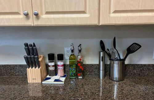 Spacious 1bdrm apartment 10 mins to Cedars-Sinai by car FREE Parking, King bed - Photo 15