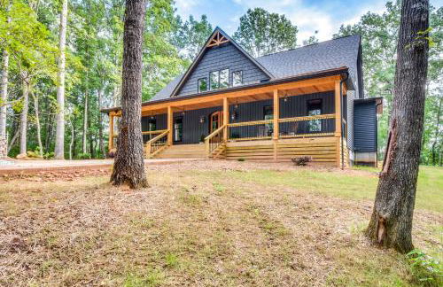 Luxurious Clarkesville Cabin with Decks and Fire Pit - Foto 38